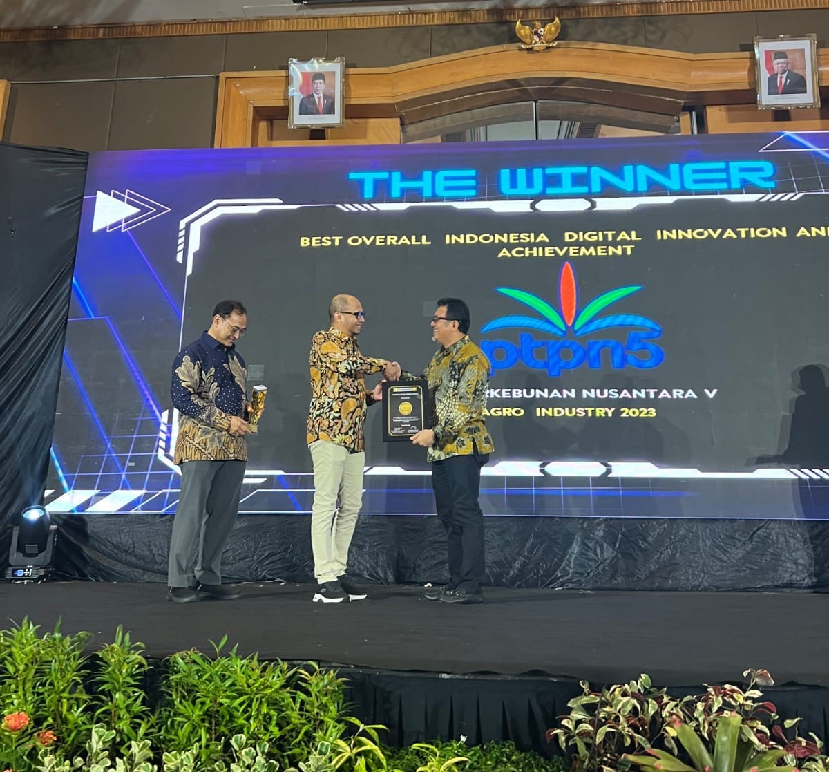 PT Perkebunan Nusantara V berhasil meraih tiga penghargaan sekaligus dalam ajang Indonesia Digital Innovation and Achievement Award 2023 yang digelar di Jakarta. Kredit Foto: PTPN V