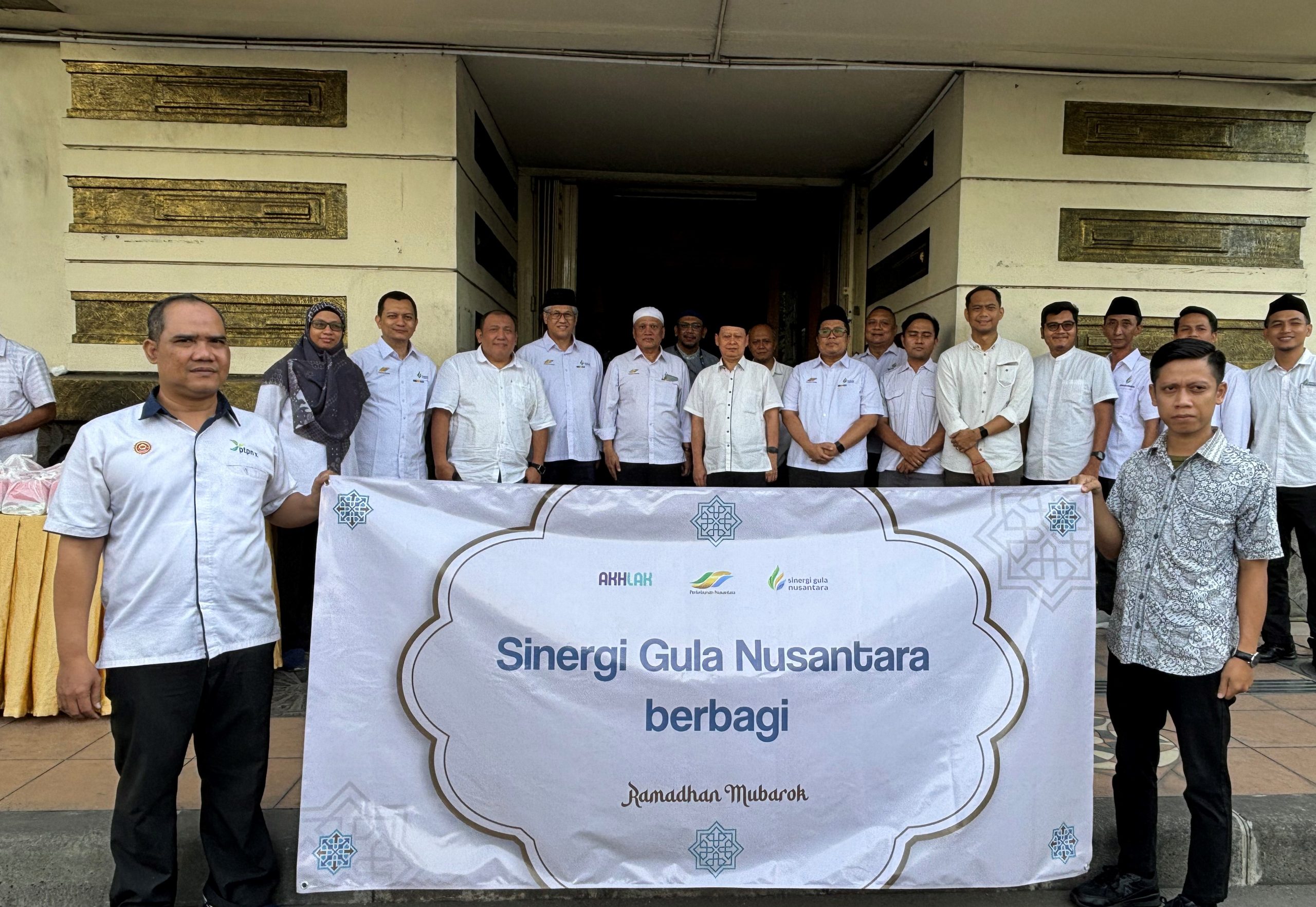 Ramadan Berbagi, Direksi SGN Bagi Takjil ke Pengguna Jalan Surabaya