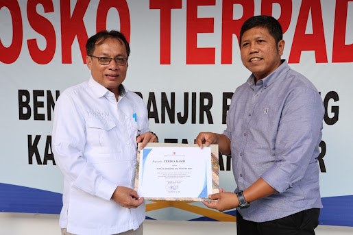 PTPN IV Regional III Salurkan 1.000 Paket Sembako Ringankan Beban Korban Bencana Alam Tanah Datar