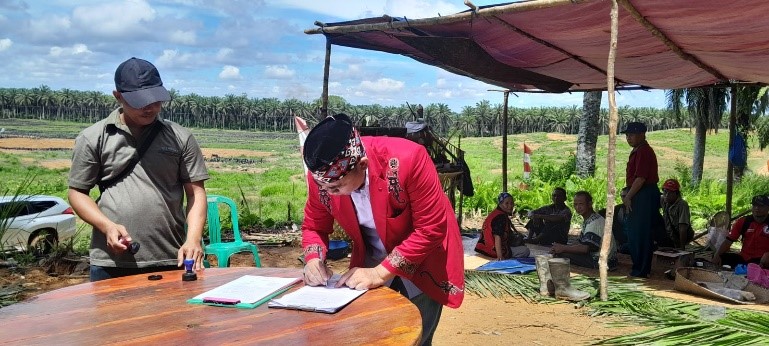 Pra Replanting, Regional 5 PTPN IV Lakukan Baremah Kearifan Lokal Suku Dayak Kalimantan Membersihkan dan Menyucikan Tanah