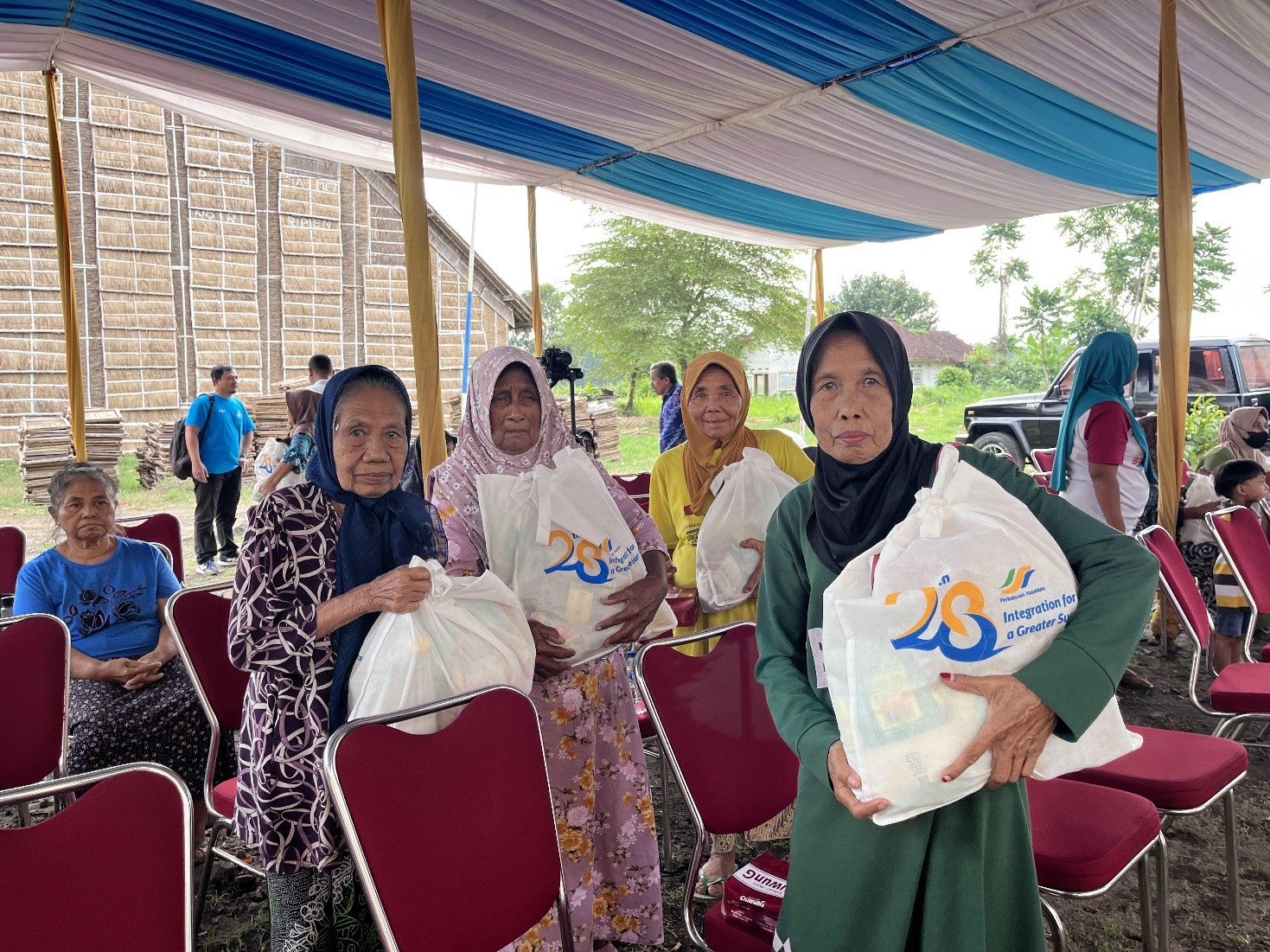 Ratusan Warga di Tiga Kota Terima Paket Sembako Gratis dari Program CSR Regional 4 PTPN I